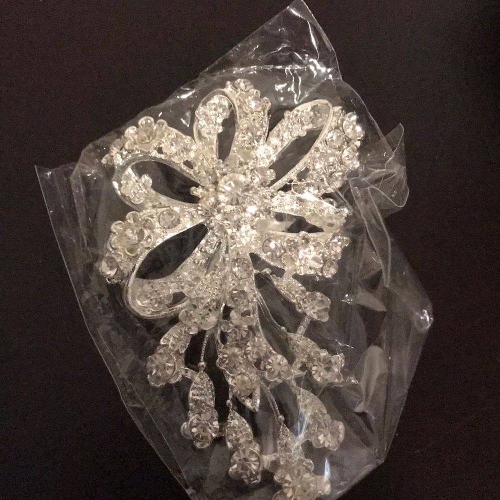 NWOT! Rhinestone brooch With pin back